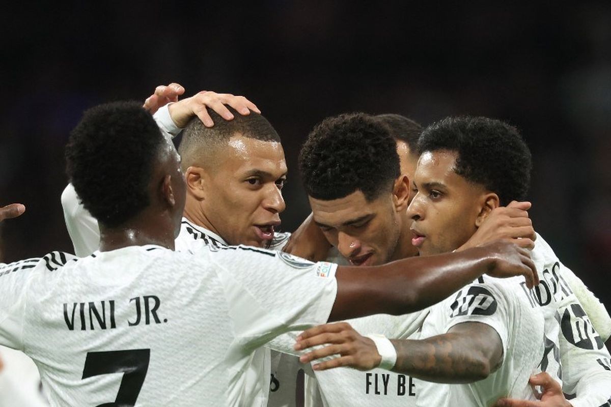 Rodrygo (kanan) merayakan gol bersama rekan setim dalam laga Liga Champions 2024-2025 antara, Real Madrid vs Salzburg di Stadion Santiago Bernabeu di Madrid pada 22 Januari 2025. (Photo by Pierre-Philippe MARCOU / AFP)