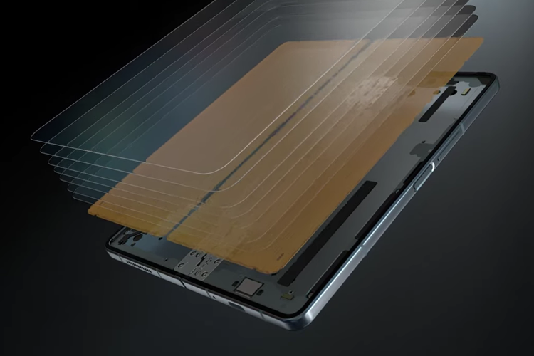 Lapisan layar Galaxy Z Fold 4 yang diperkuat.