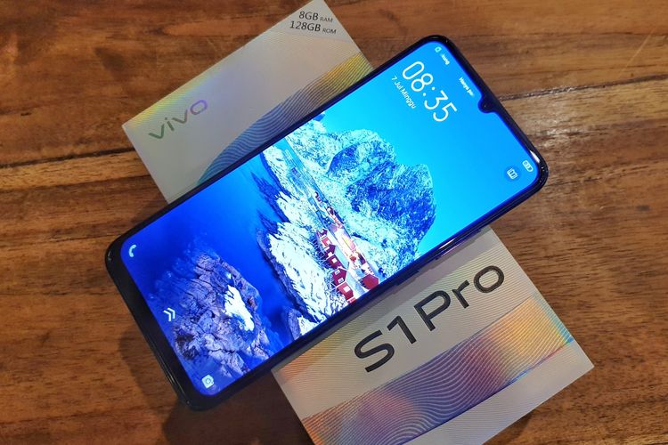 Vivo S1 Pro bersama kotak penjualan. Vivo S1 Pro mengusung layar Super AMOLED 6,38 inci (resolusi FHD Plus, rasio layar 19,5:9) dan teknologi Screen Touch ID atau pemindai sidik jari di dalam layar. Di bagian atasnya terdapat kamera selfie 32 MP dengan teknologi AI. 