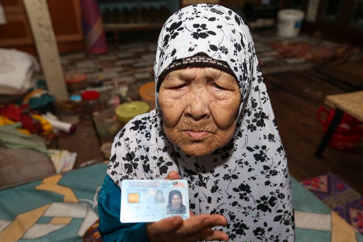 Siti Hawa Hussin, nenek buyut berusia 112 tahun yang bercanda ingin menikah untuk kedelapan kali.