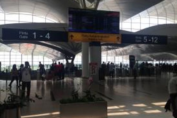 Area pintu keberangkatan penumpang di Bandara Internasional Kualanamu, Kabupaten Deli Serdang, Sumatera Utara, Selasa (22/9/2015). 