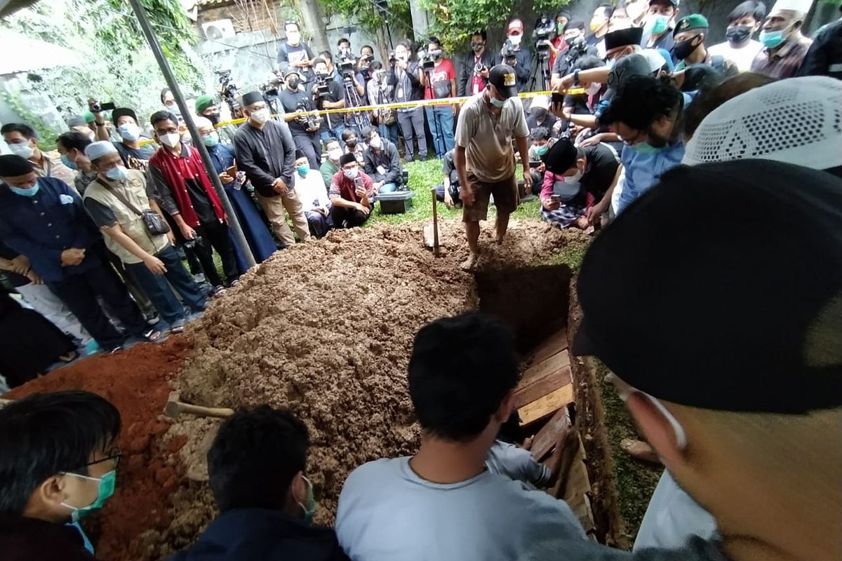 Prosesi pemakaman Syekh Ali Jaber di Pesantren Daarul Quran, Cipindoh, Kota Tangerang, Banten, Kamis (14/1/2021) sore.