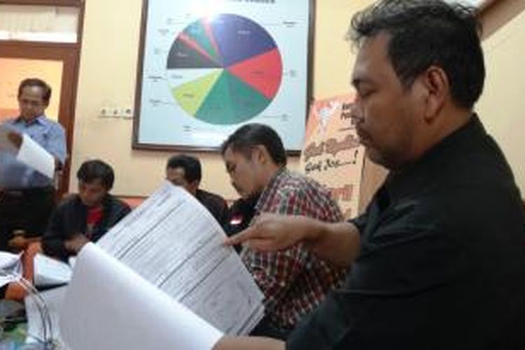 Agus Hadi Santoso, Caleg DPRD Kabupaten Jember, Jawa Timur, dari PDI Perjuangan, menunjukkan banyak form C1 yang diduga dirubah oleh oknum KPPS dan PPS, Selasa (15/4/2014).