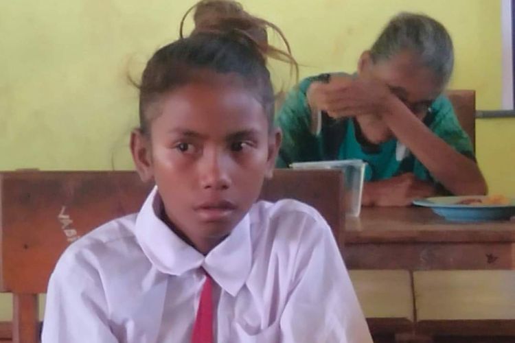 Maria Merliwati Iba (12) , siswi SD Negeri Fatke, Desa Kaubele, Kecamatan Biboki Moenleu, Kabupaten Timor Tengah Utara (TTU), Nusa Tenggara Timur (NTT), saat sendiri mengikuti pengumuman kelulusan sekolah, Rabu (15/6/2022)