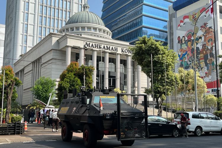 Berdasarkan pantauan Kompas.com di lokasi, Jalan Medan Merdeka Barat juga tidak ditutup. Namun, tidak tampak keramaian ataupun aksi masa di depan Gedung MK pada pukul 09.00. 