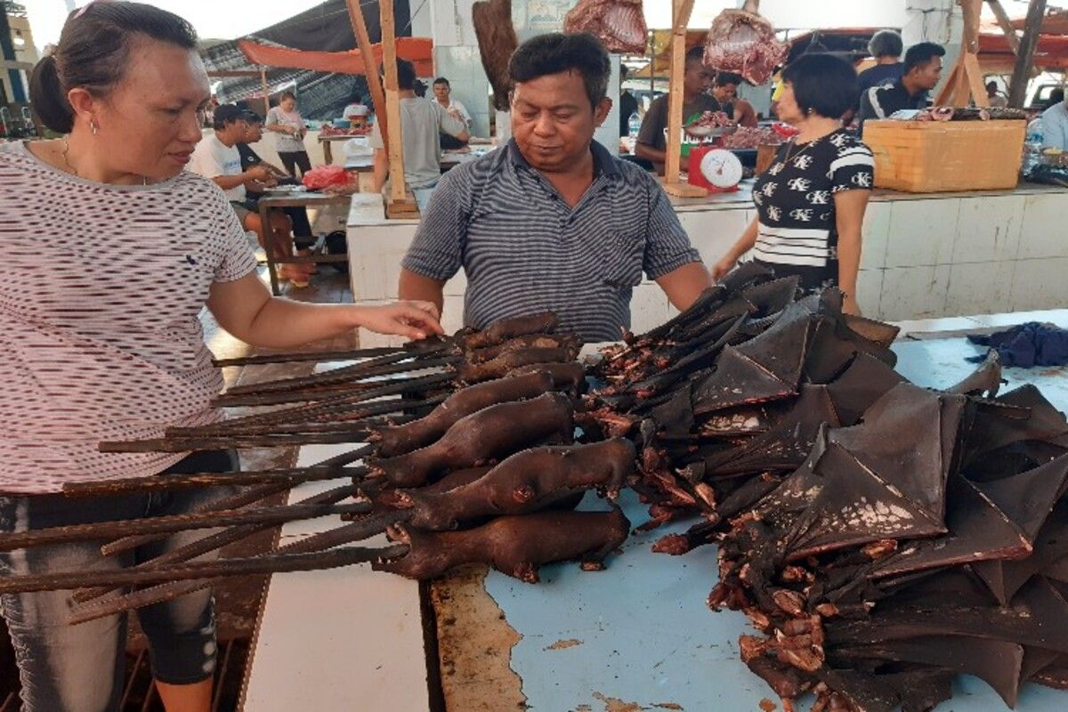 Joly Adrian saat melayani pembeli daging kelelawar di Pasar Pinasungkulan Karombasan, Kota Manado, Selasa (28/1/2020) pukul 08.23 WITA