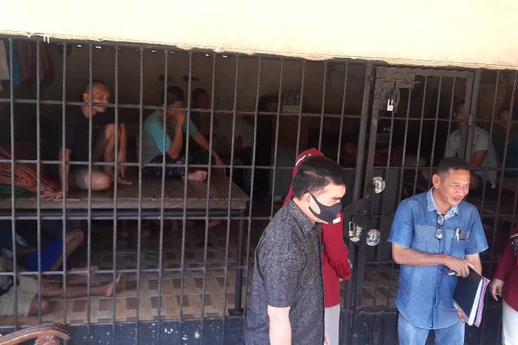 Tim gabungan dari Polda Sumut mendatangi kerangkeng di belakang rumah Bupati nonaktif Langkat, Terbit Rencana Perangin-angin.