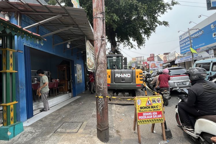 Kena Debu Proyek di Rawa Belong Jakbar, Pedagang Tak Bisa Jualan Soto Betawi