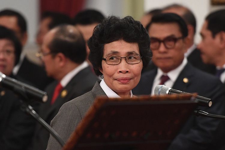 Anggota Dewan Pengawas KPK Albertina Ho bersiap mengikuti upacara pelantikan Pimpinan dan Dewan Pengawas KPK di Istana Negara, Jakarta, Jumat (20/12/2019). Presiden Joko Widodo resmi melantik lima orang Dewan Pengawas KPK periode 2019-2023 yaitu Artidjo Alkostar, Harjono, Syamsuddin Haris, Tumpak Hatorangan Panggabean dan Albertina Ho.