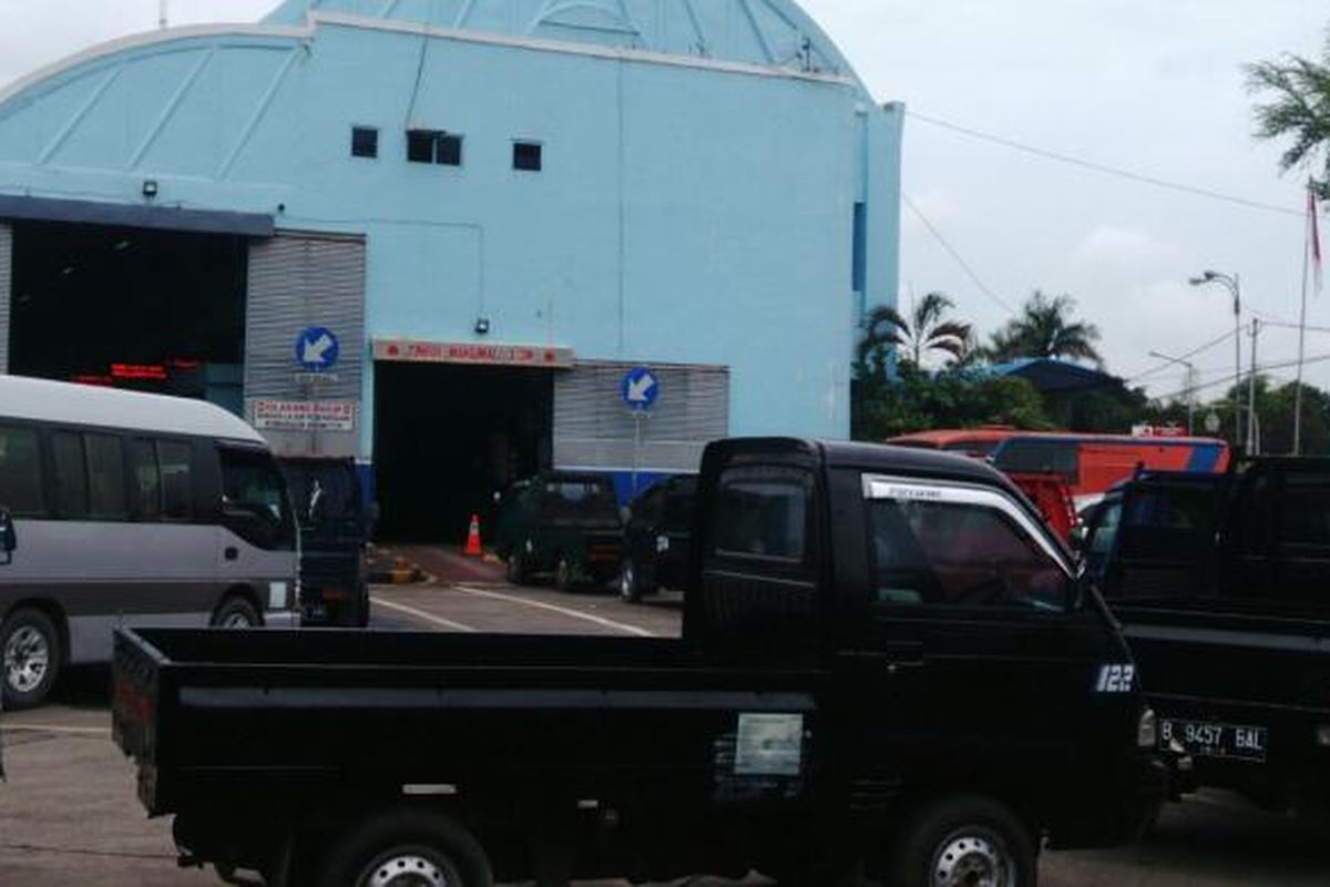 Tempat uji kir swasta di Pengujian Kendaraan Bermotor (PKB) Pulogadung, Jakarta Timur, Rabu (12/10/2016).