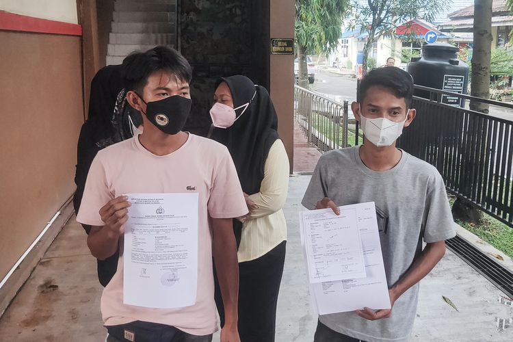 Dua pemuda yang menjadi korban penipuan oleh oknum dosen inisial RK (45) usai membuat laporan di Polrestabes Palembang, Rabu (21/12/2022).