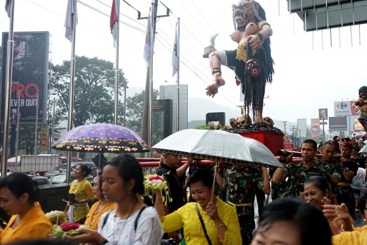 Pawai ogoh-ogoh oleh umat Hindu di Magelang, Jawa Tengah, menyambut hari raya Nyepi,  Jumat (16/3/2018).