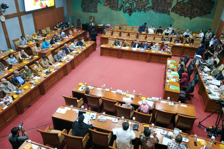 Komisi X DPR menggelar rapat kerja bersama Menteri Pendidikan dan Kebudayaan (Mendikbud) Nadiem Makarim di Kompleks Parlemen, Senayan, Jakarta, Selasa (28/1/2020).