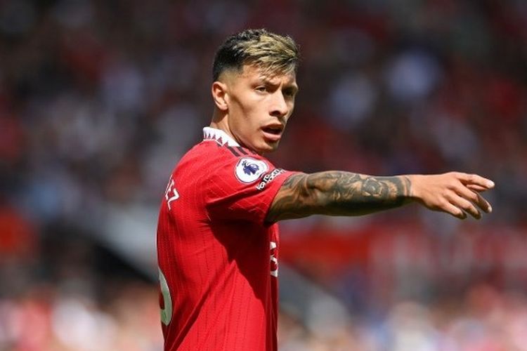 Reaksi Lisandro Martinez dalam laga pekan pertama Liga Inggris 2022-2023 Manchester United vs Birghton and Hove Albion di Stadion Old Trafford, 7 Agustus 2022. Terkini, Jamie Carragher sudah mengaku terkejut dengan performa Lisandro Martinez.