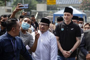 Mesut Oezil Shalat Jumat di Masjid Istiqlal, Jemaah Berburu Swafoto