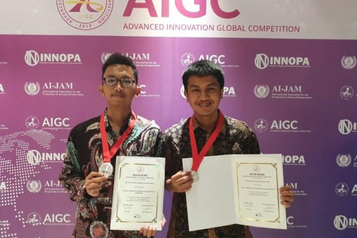 Aqil Naufal Syahrul dan M. Syafiq Akbar, siswa kelas 12 Fatih Bilingual School saat meraih medali perak di AIGC (Advanced Innovation Global Competition) di NTU (Nanyang Technology University), Singapura yang diadakan pada 15-17 November 2019.