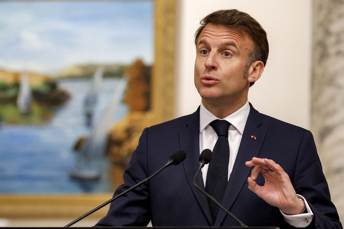 Presiden Perancis Emmanuel Macron dalam konferensi pers setelah bertemu Presiden Mesir Abdul Fattah El Sisi di Istana Presiden Cairo, Senin (7/4/2025). Terpisah, Pemerintah Inggris, Perancis, dan Kanada kini berbalik arah mengecam Israel soal serangan ke Jalur Gaza.