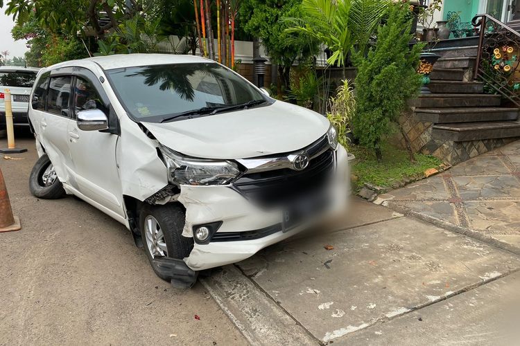 Kondisi salah satu mobil yang ringsek lantaran ditabrak mobil lain di Bukit Gading Mediterania, RW 016 Kelapa Gading Barat, Kelapa Gading, Jakarta Utara, pada Jumat (16/9/2022). 