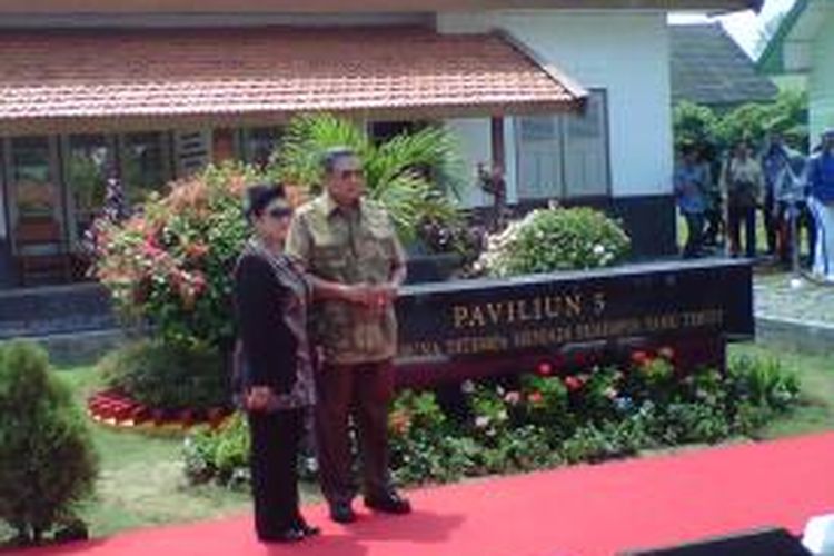 Presiden Susilo Bambang Yudhoyono bersama Ibu Ani Yudhoyono saat meresmikan Museum Paviliun 5 di Akmil Magelang, Jumat (17/10/2014).