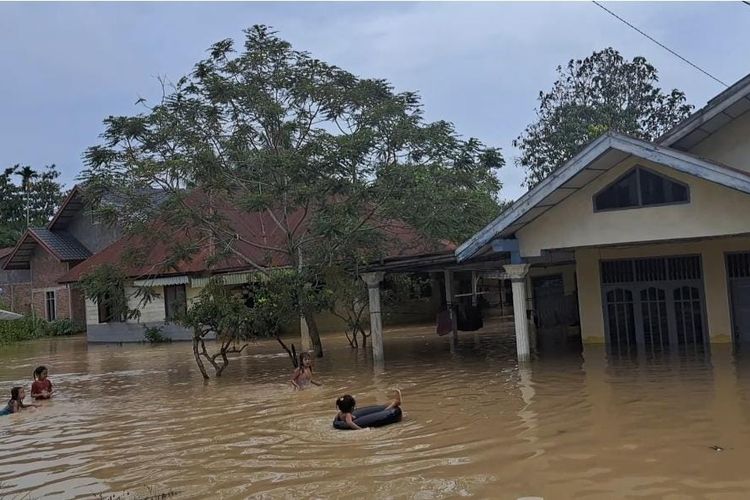 Banjir merendam di Desa Geumata, Kecamatan Lhoksukon, Kabupaten Aceh Utara, Selasa (26/12/2023)