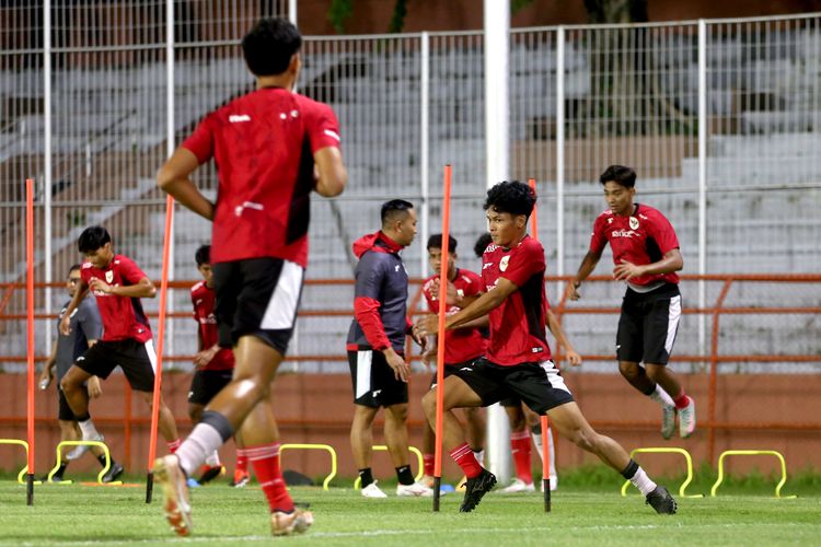Pemain Timnas U20 Indonesia menjalani latihan yang menjadi bagian dari pemusatan latihan di Gelora 10 November Surabaya, Jawa Timur, Kamis (5/3/2026) malam.