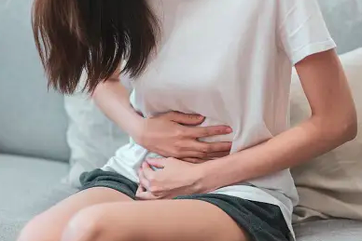 Ilustrasi sakit perut akibat gastritis. Gastritis tidak selalu muncul gejala. Gejala lebih mungkin terjadi ketika lapisan lambung (mukosa) Anda sudah rusak. 