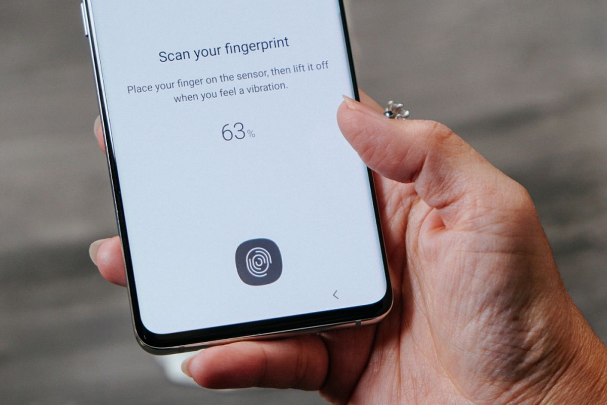 Galaxy S10 dan Galaxy S10 Plus juga dibekali in-display fingerprint scanner.
