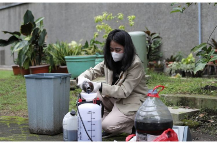 Mahasiswa UGM buat cairan yang mengatasi bau sampah. 