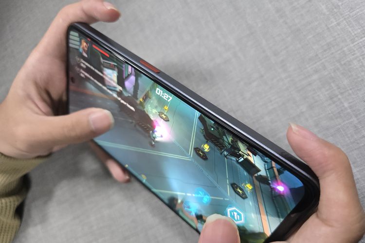  ZTE Nubia Neo 2 5G punya fitur Shoulder Trigger, tombol mirip tombol L1 dan R1 pada kontroler game. Tombol ini dapat berguna dalam game dengan kontrol yang kompleks atau membutuhkan reaksi cepat seperti game tembak-tembakan atau balapan.
