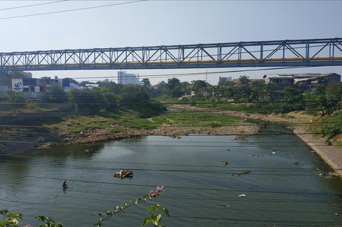 Kali Bekasi Menghitam, Diduga Imbas Pencemaran di Sungai Cileungsi