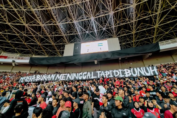 La Grande Indonesia membentangkan kain hitam polos bertuliskan mereka meninggal tapi dibunuh dalam laga Indonesia vs Kamboja di Stadion Utama Gelora Bung Karno, Jumat (23/12/2022).
