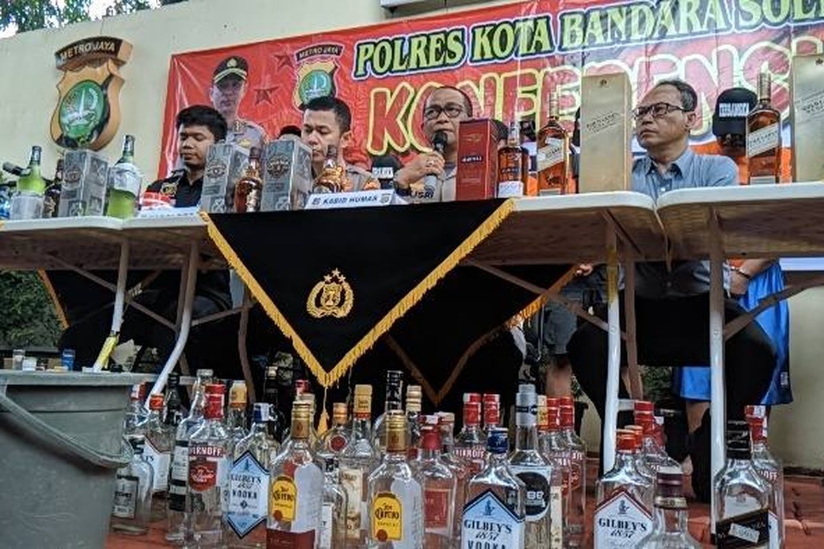 Barang bukti botol minuman beralkohol yang dijadikan kemasan miras oplosan di Polres Bandara Soekarno-Hatta, Kamis (30/1/2020)