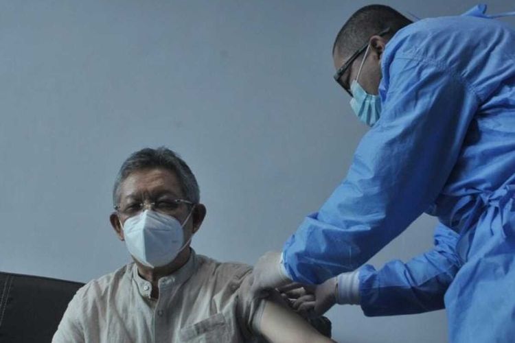 Penyuntikan vaksin Covid-19 untuk tenaga kesehatan lansia yang berlangsung di Rumah Sakit Umum Pusat (RSUP) Muhammad Hoesin Palembang, Selasa (9/2/2021),