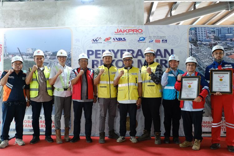 Direktur Operasi I Waskita Karya Ari Asmoko dan perwakilan Waskita Karya lainnya terlihat menerima 2 Rekor MURI di lokasi proyek, Jakarta, Kamis (7/11/2024).