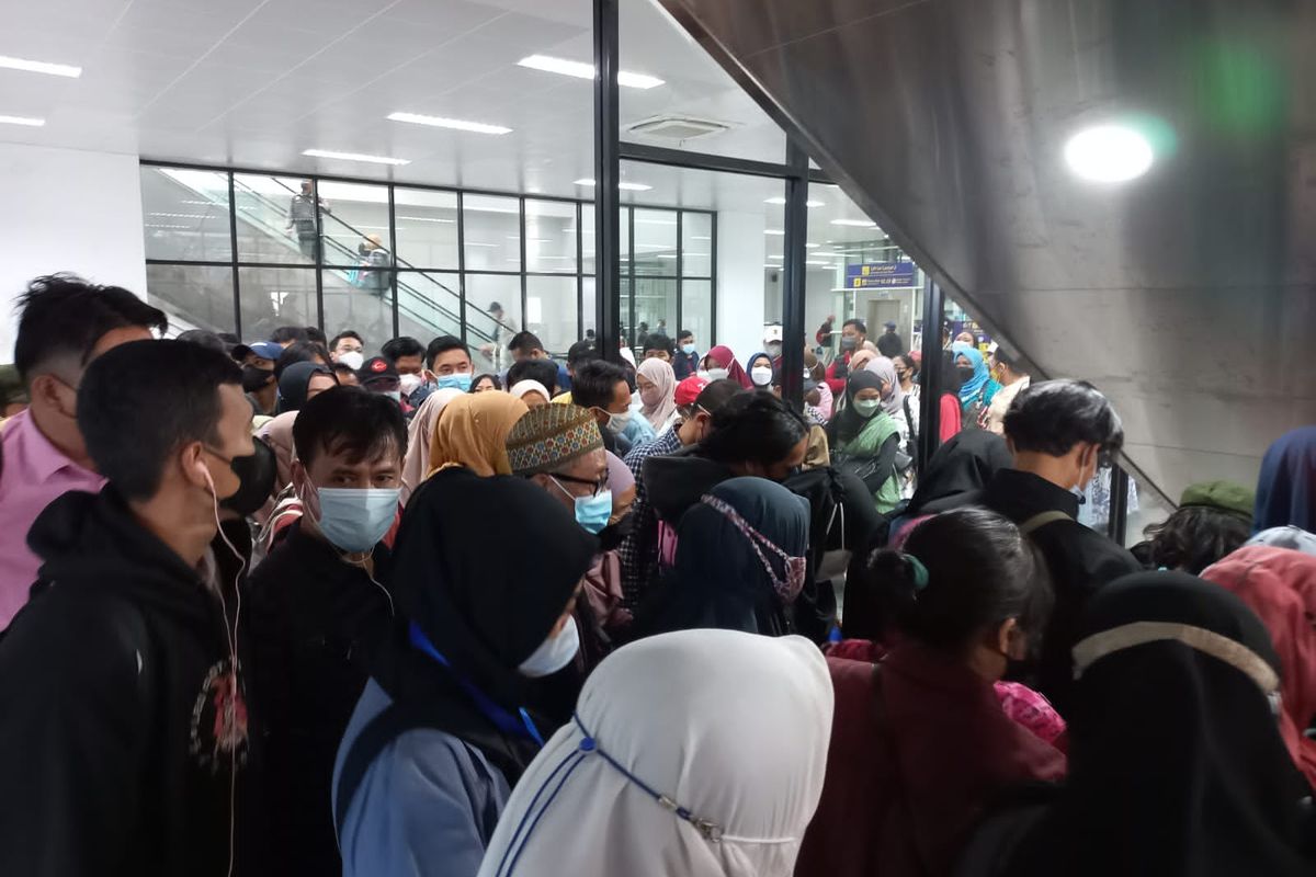 Kondisi antrean penumpang transit di Stasiun Manggarai yang hendak menuju peron 6 maupun 7