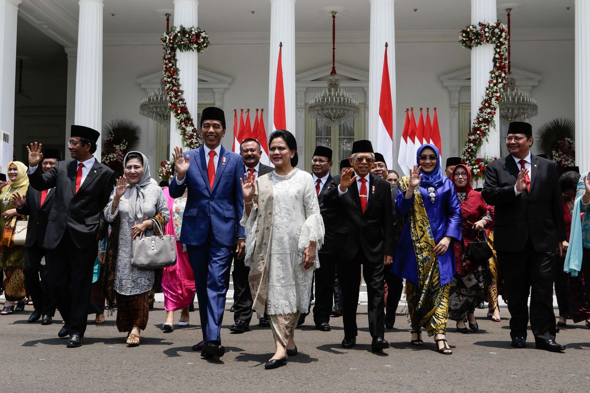 Presiden RI, Joko Widodo dan Wakil Presiden RI, Maruf Amin berfoto bersama menteri-menteri Kabinet Indonesia Maju bersama pendamping di Istana Negara, Jakarta, Rabu (23/10/2019). Presiden RI Joko Widodo mengumumkan dan melantik Menteri-menteri Kabinet Indonesia Maju.