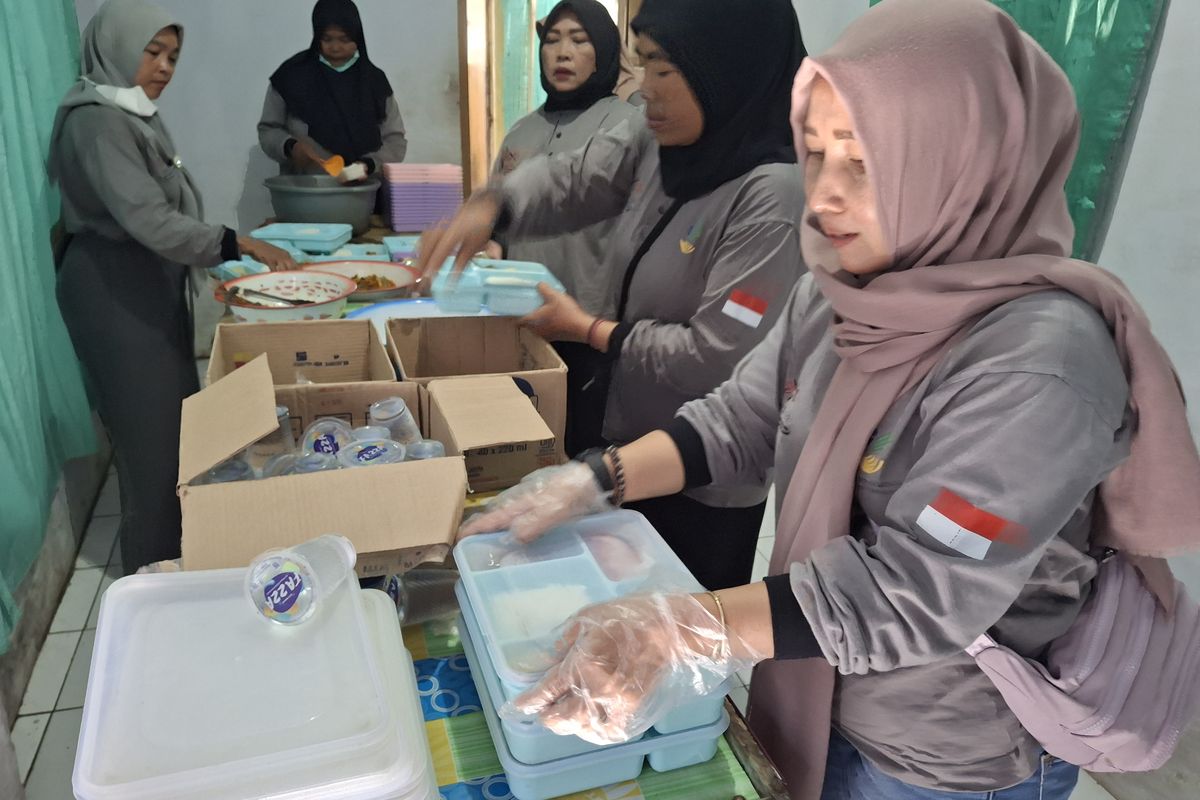 Petugas dapur lansia Lumajang siapkan makanan untuk diantar ke para lansia