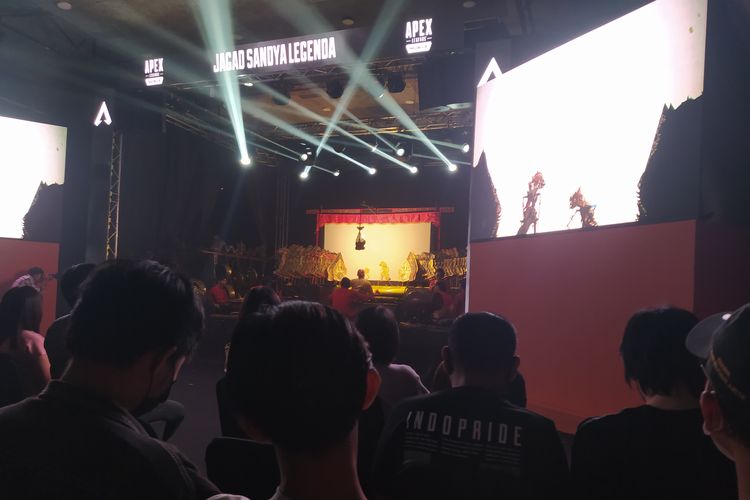 Pergelaran wayang oleh Ki Bayu Aji Nugraha yang mempertunjukkan pergelaran wayang kulit yang mengisahkan perjuangan raja baik Prabu Jayeng Katong melawan tirani raksasa Prabo Godha Angkara di pada bagian roadshow perdana Apex Legends Mobile Jagad Sandya Legenda di Jakarta, Sabtu (2/7/2022).