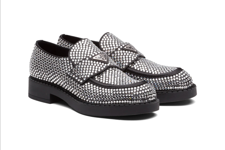 Prada menghadirkan koleksi sepatu terbaru bergaya loafer bertabur kristal
