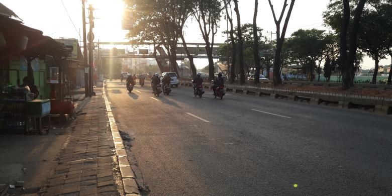 Jalan Daan Mogot disamping Halte Sumur Bor Transjakarta, Rabu (22/7/2015). Belum terlihat kepadatan di titik ini pada hari pertama masuk pasca cuti bersama Lebaran 1436 Hijriah.
