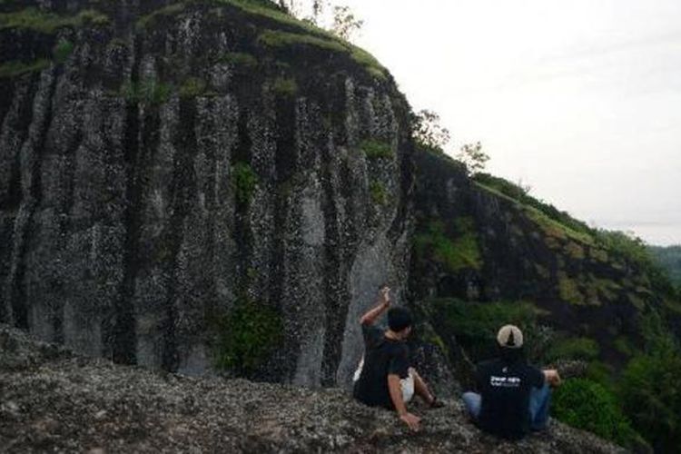 Gunung Api Purba Nglanggeran yang aktif sekitar 70 juta tahun lalu menjulang dengan ketinggian 700 meter di atas permukaan laut di Desa Nglanggeran, Patuk, Gunung Kidul, DI Yogyakarta, Kamis (25/4). Gunung tersebut dikembangkan oleh masyarakat setempat menjadi salah satu obyek wisata alternatif yang menawarkan keunikan bentang alam yang tersusun dari material vulkanik tua.