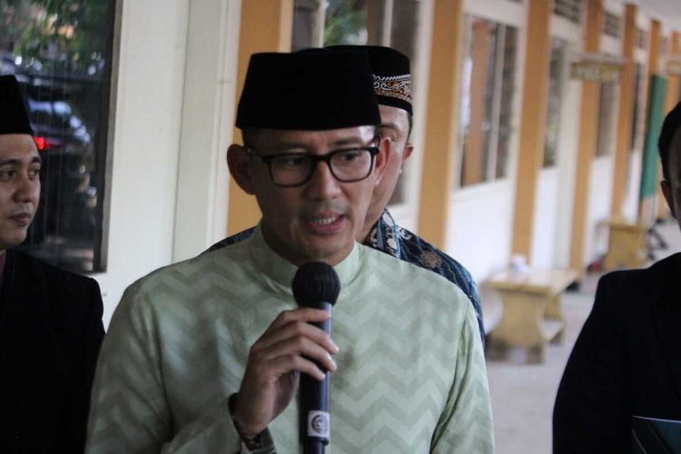 Menteri Pariwisata dan Ekonomi Kreatif (Parekraf) Sandiaga Salahuddin Uno, usai menyampaikan orasi ilmiah dalam acara wisuda sarjana Universitas Hasyim Asy'ari (Unhasy) Tebuireng, Jombang, Jawa Timur, Minggu (9/10/2022).