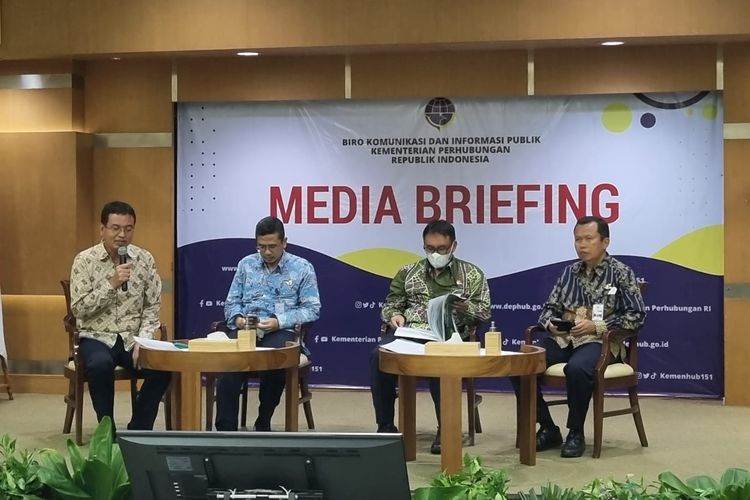 (paling kanan) Direktur Angkutan Jalan Ditjen Hubdat Kemenhub Suharto saat media briefing terkait Mudik Gratis 2023 di Gedung Kemenhub, Jakarta, Jumat (24/3/2023).