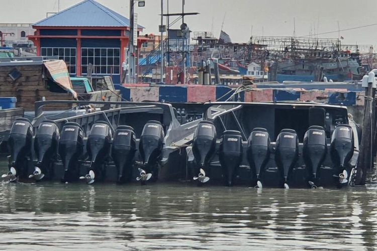 Aksi pengejaran terhadap kapal penyelundup kembali dilakukan oleh Satgas patroli laut Bea Cukai Wilayah Khusus Kepulauan Riau dan Bea Cukai Tembilahan, Jumat (15/1/2021). Kali ini dilakukan empat kapal High Speed Craft (HSC) dan satu kapal tanpa nama bermuatan rokok ilegal di Perairan Puluh Buluh, Riau.
