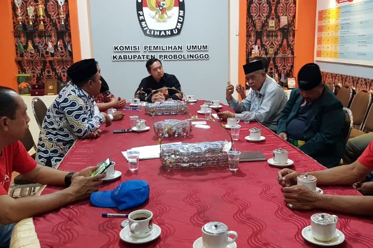 Pihak LSM Permasa menemui komisioner KPU Kabupaten Probolinggo terkait dugaan ijazah palsu.