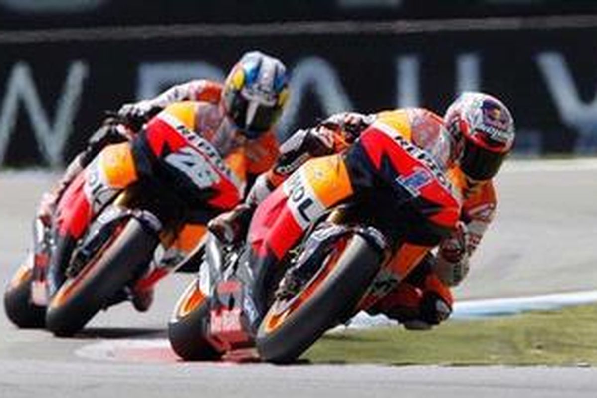 Pebalap Repsol Honda, Casey Stoner (depan), mengalahkan rekan setimnya, Dani Pedrosa, saat balapan di Assen, Belanda, Sabtu (30/6/2012).