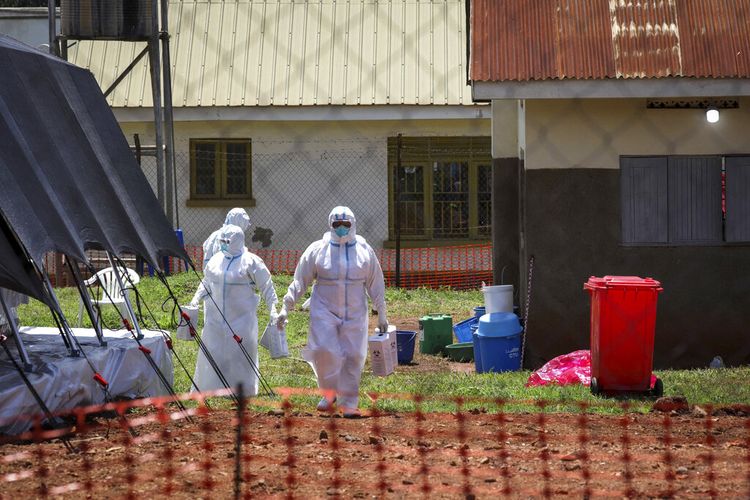 Para dokter berjalan di dalam bagian isolasi Ebola Rumah Sakit Rujukan Regional Mubende, di Mubende, Uganda Kamis, 29 September 2022. 