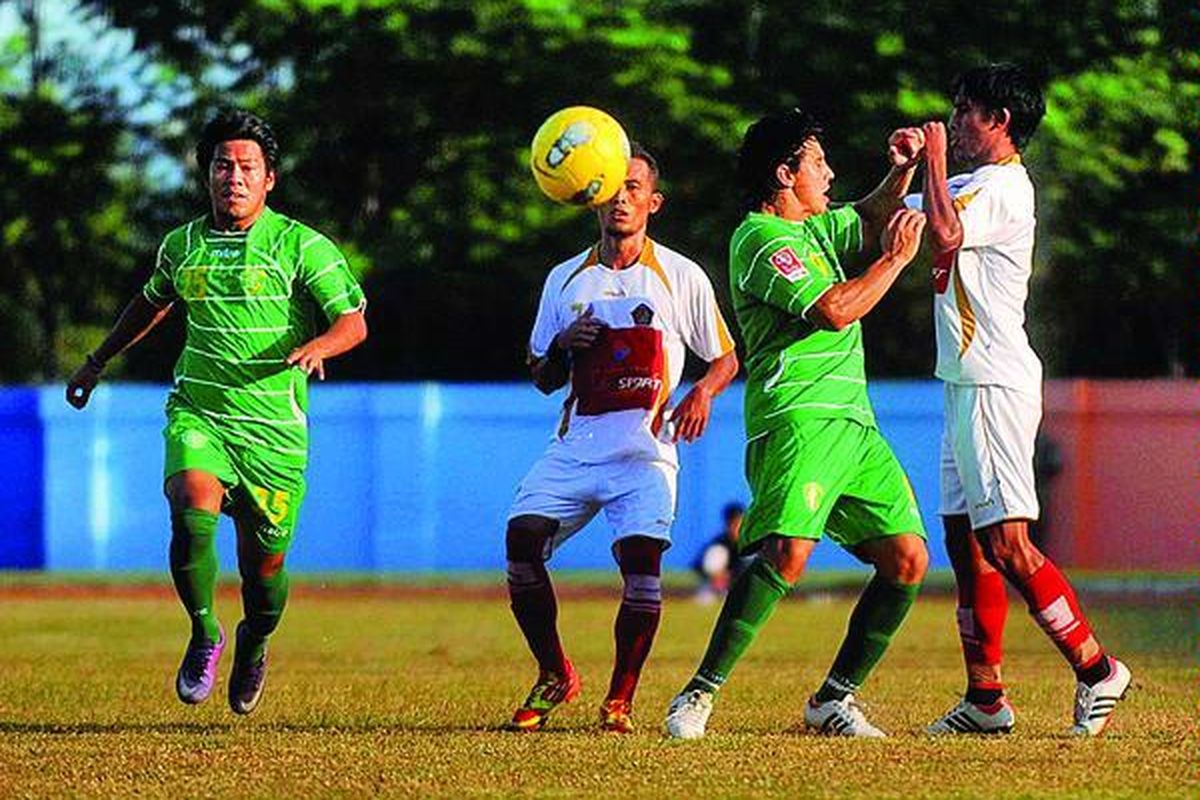  Fernando Soler (kedua dari kanan), pemain Persebaya, bersitegang dengan Slamet Sampurno (Persik Kediri) dalam laga Piala Indonesia Liga Prima Indonesia Sportindo di Stadion Sasana Krida, Sleman, DI Yogyakarta, Rabu (13/6). Dalam pertandingan  tanpa dihadiri suporter kedua tim itu, Persebaya menang dengan skor 3-2 dan berhak maju ke babak semifinal kompetisi tersebut.