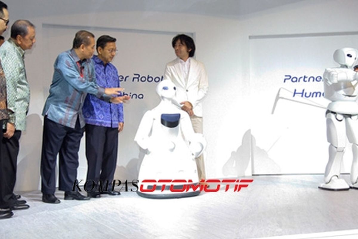 Wapres Boediono menyaksikan kehebatan dua robot humanoid Toyota