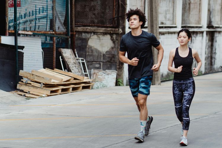 Ilustrasi berjalan kaki untuk cegah kanker.